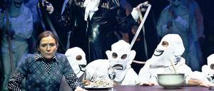 Geisterstunde. Judith Hofmann (li.) in der Uraufführung von Rafael Sanchez.