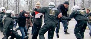 Rangelei um den Reichstag. Beim Versuch, die Absperrungen im Tiergarten zu durchbrechen, wurden Protestteilnehmer von Polizisten aufgehalten. Das Regierungsviertel war am Freitag besonders stark gesichert, auch wegen des Besuchs des russischen Ministerpräsidenten Putin.