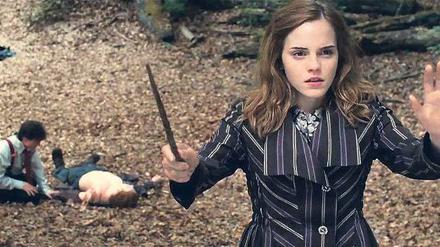 Achtung, hier zaubere ich! Hermine (Emma Watson) schützt Harry Potter und den verletzten Freund Ron (Daniel Radcliffe und Rupert Grint).