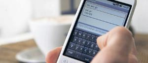 Immer dabei. Lernsoftware für mobile Endgeräte wird immer beliebter. So können zum Beispiel zwischendurch Vokabeln geübt werden. Besonders Wiederholungen zwischendurch im Alltag eignen sich für das mobile Lernen. Vom 1. bis 3. Dezember informiert und diskutiert die Online Educa in Berlin über neue Trends im Bereich E-Learning. Foto: dpa