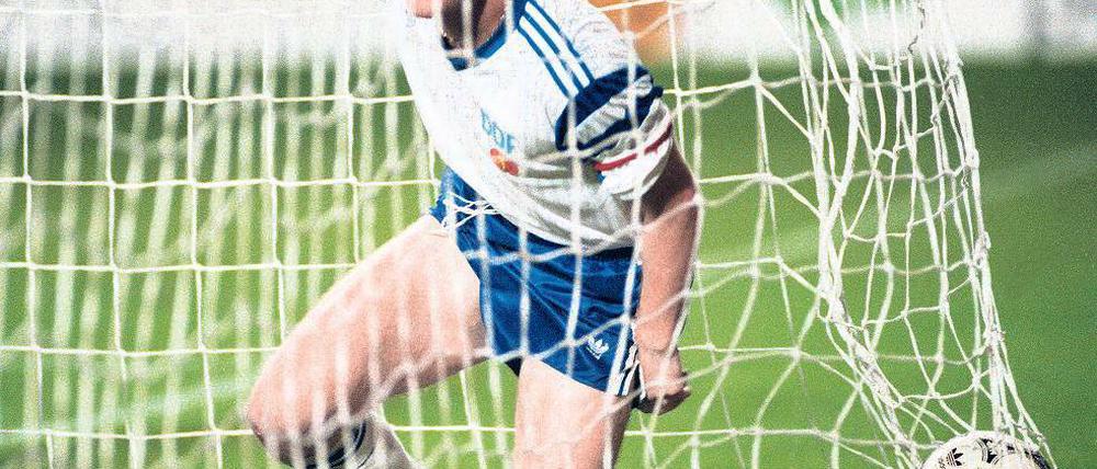Im Netz der Geschichte. Matthias Sammer war 1990 Kapitän des DDR-Teams. Foto: dpa