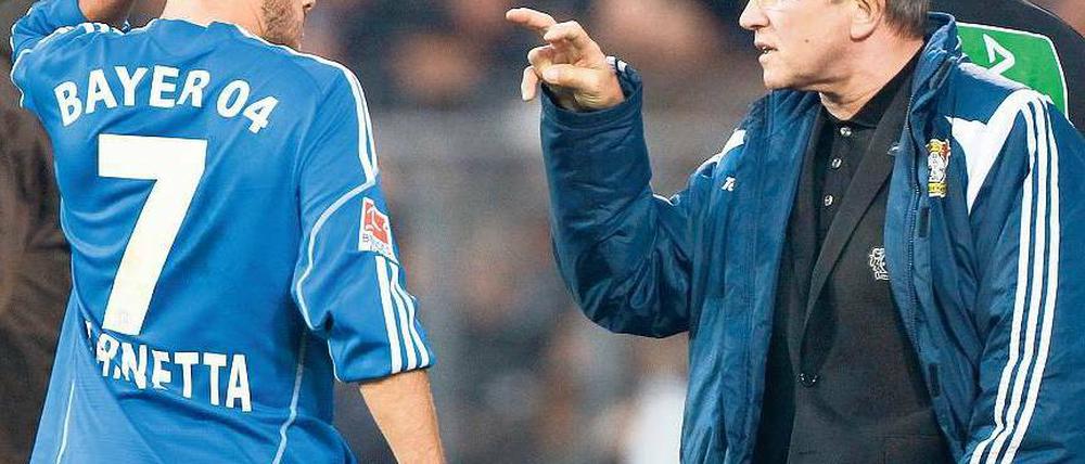 Zugriff. Trainer Jupp Heynckes (hier mit Tranquillo Barnetta) soll Bayer Leverkusen in die Champions League führen. Foto: dapd