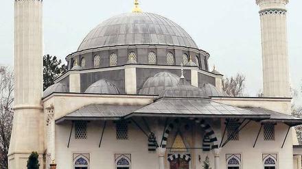 Das vierte Mal. Auf die Moschee am Columbiadamm in Neukölln ist am Freitagmorgen erneut ein Brandanschlag verübt worden. Der Hausmeister konnte die Flammen an der Hauswand rechtzeitig löschen. Verletzt wurde niemand. Foto: dapd