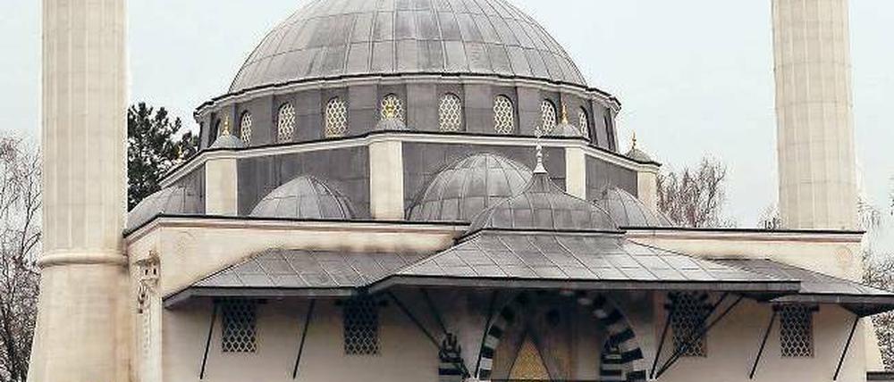 Das vierte Mal. Auf die Moschee am Columbiadamm in Neukölln ist am Freitagmorgen erneut ein Brandanschlag verübt worden. Der Hausmeister konnte die Flammen an der Hauswand rechtzeitig löschen. Verletzt wurde niemand. Foto: dapd