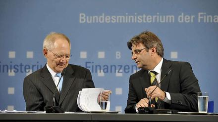 Ein Bild aus besseren Tagen: Wolfgang Schäuble (l.) und sein Pressesprecher Michael Offer gehen künftig getrennte Wege.