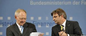 Ein Bild aus besseren Tagen: Wolfgang Schäuble (l.) und sein Pressesprecher Michael Offer gehen künftig getrennte Wege.