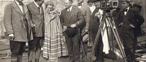 Verhüllte Diva. Im Herbst 1925 wurde die Überschwemmung der Arbeiterstadt gedreht. Bei einer Drehpause posierten vor dem Standfotografen der Kameramann Günther Rittau, Regisseur Fritz Lang, Brigitte Helm, der US-Kinobesitzer Samuel L. Rothafel, ein Unbekannter, Kameramann Karl Freund und sein Assistent Robert Boberske (v. l.). 