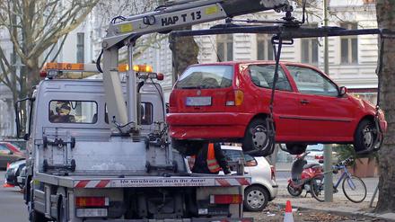 Wer nicht zahlt .... Ein Abschleppwagen unterwegs im Prenzlauer Berg.