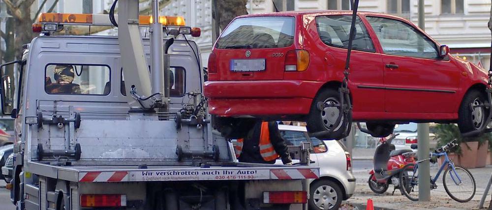 Wer nicht zahlt .... Ein Abschleppwagen unterwegs im Prenzlauer Berg.
