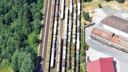 In vollen Zügen. Straßen und SChienen kommen an ihre Kapazitätsgrenzen.