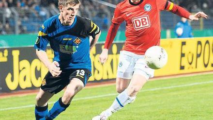 Es geht wieder. Christian Lell (rechts) konnte gestern wieder trainieren und soll heute gegen Ingolstadt in Herthas Startelf stehen. Foto: Citypress