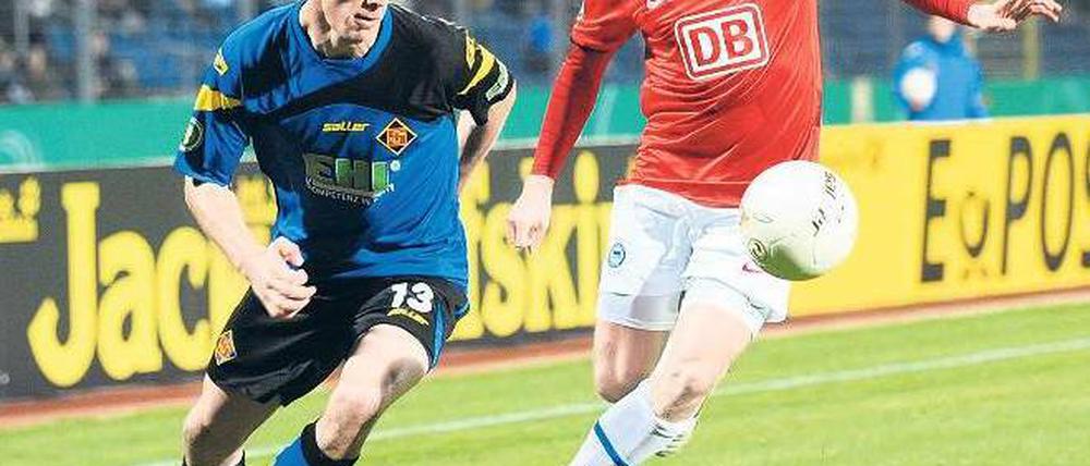 Es geht wieder. Christian Lell (rechts) konnte gestern wieder trainieren und soll heute gegen Ingolstadt in Herthas Startelf stehen. Foto: Citypress