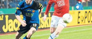 Es geht wieder. Christian Lell (rechts) konnte gestern wieder trainieren und soll heute gegen Ingolstadt in Herthas Startelf stehen. Foto: Citypress