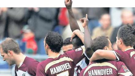 Immer weiter nach oben. Die Hannoveraner um Stürmer Didier Ya Konan (Mitte, langer Arm) sind momentan ein sehr unangenehmer Gegner.