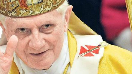 Kirchenoberhaupt: Papst Benedikt XVI. will die Institution schützen und bleibt dafür auf Distanz zu den Gläubigen. 