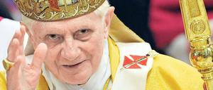Kirchenoberhaupt: Papst Benedikt XVI. will die Institution schützen und bleibt dafür auf Distanz zu den Gläubigen. 