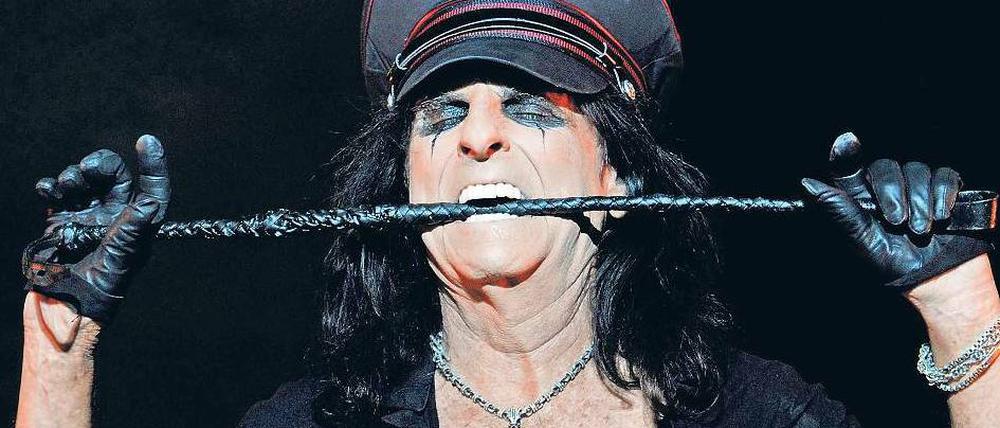 Al dente. Alice Cooper schmeckt die Gerte in der Max-Schmeling-Halle. 
