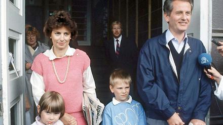 Tragödie einer Familie: Uwe Barschel nahm sich 1987 das Leben. Seine Witwe Freya ließ sich jetzt auf RTL vor Millionenpublikum mit ihm ins Jenseits verbinden, um die These vom Mordkomplott aufzufrischen.