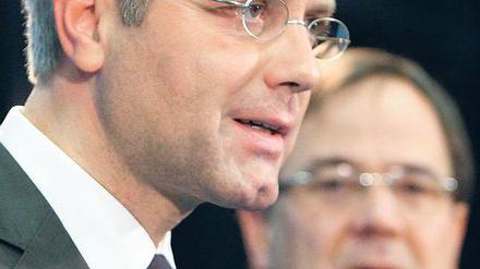 Durchgesetzt. Bundesumweltminister Norbert Röttgen wird nach seinem Sieg über Armin Laschet (im Hintergrund) neuer CDU-Chef in Nordrhein-Westfalen. Foto: Knippertz/dapd