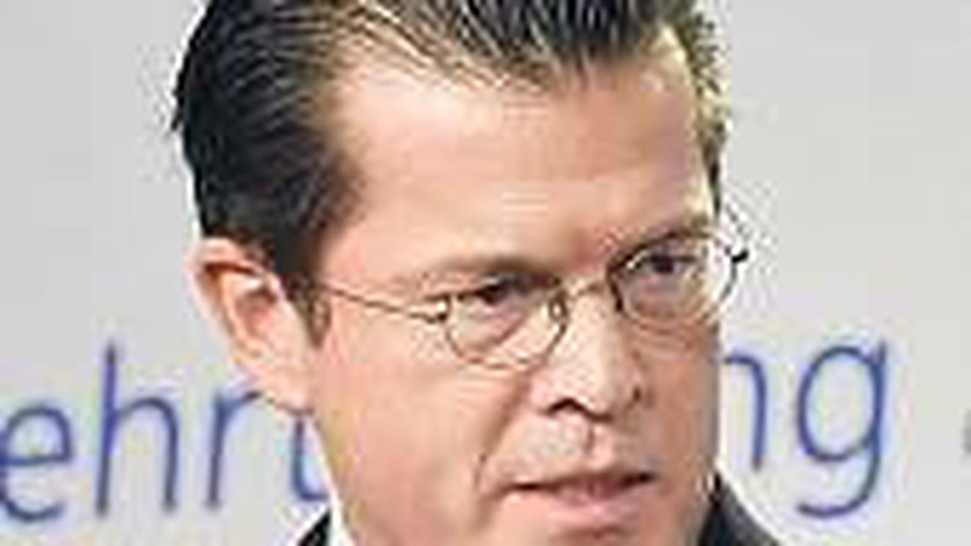 Geldwünsche: Merkel weist Guttenberg zurecht