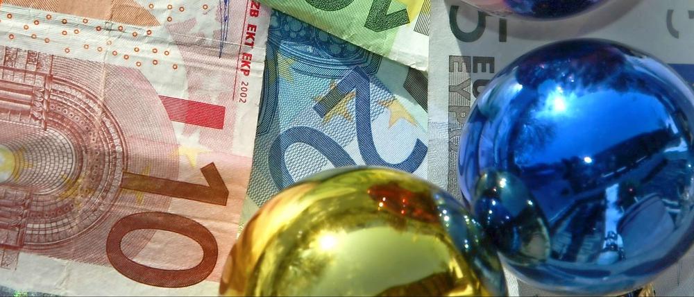 Wer noch Weihnachtsgeld bekommt, kann sich nur auf eine kleine Erhöhung freuen.