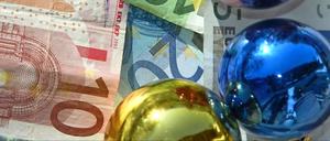 Wer noch Weihnachtsgeld bekommt, kann sich nur auf eine kleine Erhöhung freuen.