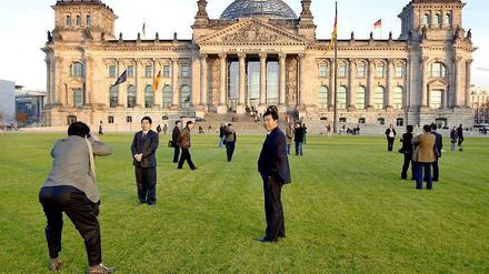 Nicht nur Japaner lächeln vor dem Reichstag fürs Fotoalbum.