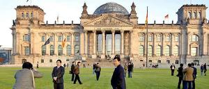 Nicht nur Japaner lächeln vor dem Reichstag fürs Fotoalbum.