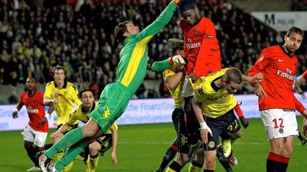 Weidenfeller verhindert einen Rückstand der Dortmunder.