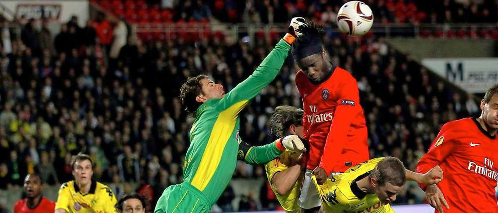 Weidenfeller verhindert einen Rückstand der Dortmunder. 