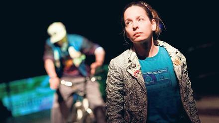 Ungleiches Paar. Katja Hiller als Jule, Sebastian Achilles als Tim. Foto: David Baltzer/ZENIT