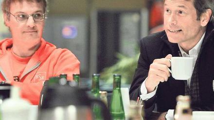 Lange Nacht. Berlins parteiloser Finanzsenator Ulrich Nußbaum unterhielt sich zu Beginn seiner „Von-8- bis-8“-Tour beim Kaffee mit Mitarbeitern der Stadtreinigung.Foto: dpa/Marius Becker