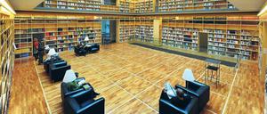 Hier lass dich nieder. Das Lesezentrum im Bücherkubus der Weimarer Anna-Amalia-Bibliothek. 