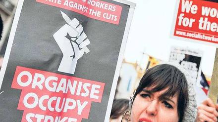 „Studierende und Arbeiter gegen Einschnitte“. Proteste in England. 