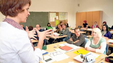 Nach der Arbeit in die Schule. Mit Realschulabschluss muss man für das Abi am Abendgymnasium rund drei Jahre investieren, mit Hauptschulabschluss ein Jahr länger. Foto: dpa