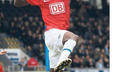 Hoch, höher, Hertha. Adrian Ramos freut sich über sein Kopfballtor und die Behauptung der Tabellenspitze, an der sich Greuther Fürth eine Nacht lang erfreut hatte. Foto: dpa