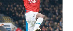 Hoch, höher, Hertha. Adrian Ramos freut sich über sein Kopfballtor und die Behauptung der Tabellenspitze, an der sich Greuther Fürth eine Nacht lang erfreut hatte. Foto: dpa