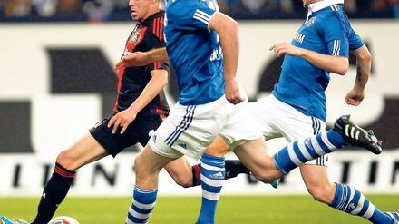 Auf und davon. Sidney Sam (l.) ließ alle Schalker stehen und traf zum Sieg der Leverkusener. Foto: Reuters