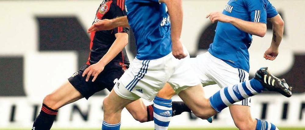 Auf und davon. Sidney Sam (l.) ließ alle Schalker stehen und traf zum Sieg der Leverkusener. Foto: Reuters