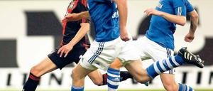 Auf und davon. Sidney Sam (l.) ließ alle Schalker stehen und traf zum Sieg der Leverkusener. Foto: Reuters