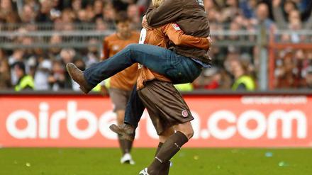 Trag mich nach Hause: Trainer Holger Stanislawski und Stürmer Marius Ebbers feiern den ersten Heimsieg der Saison.