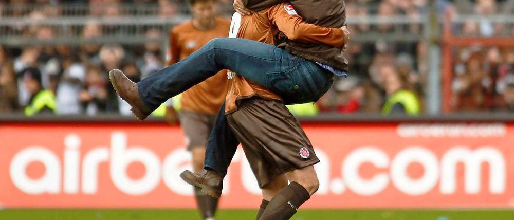 Trag mich nach Hause: Trainer Holger Stanislawski und Stürmer Marius Ebbers feiern den ersten Heimsieg der Saison.