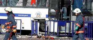 Ein Attentäter hat sich in Istanbul in der Nähe eines Polizeibusses in die Luft gesprengt.