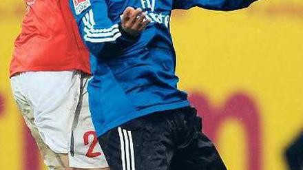 Der Traumtöter. Hamburgs Paolo Guerrero (rechts) setzte sich nicht nur in dieser Szene gegen Bo Svensson durch, sondern erzielte auch das Tor des Tages. Foto: dapd