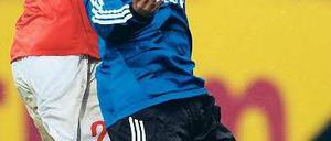 Der Traumtöter. Hamburgs Paolo Guerrero (rechts) setzte sich nicht nur in dieser Szene gegen Bo Svensson durch, sondern erzielte auch das Tor des Tages. Foto: dapd