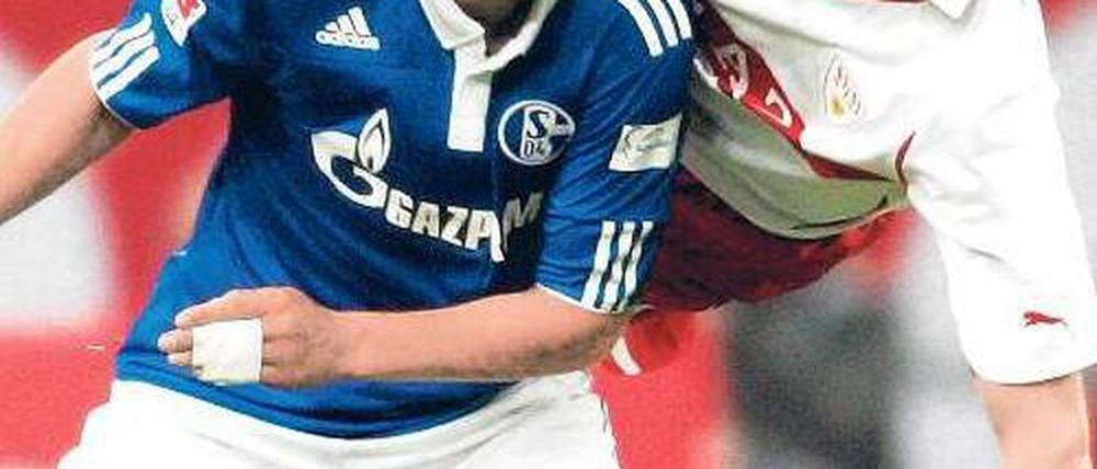 Weiter auf Sturzflug. Weder Stuttgarts Niedermeier (rechts) noch Schalkes Huntelaar hatten Grund zur Freude. Foto: dapd