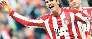 Servus, der Mario. Bayerns Stürmer Gomez erinnert daran, dass es auch ihn noch gibt in München. Foto: dapd