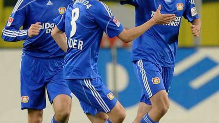 Wieder mitten im Geschehen. Dank des eingewechselten Simon Rolfes (r.) holte Leverkusen in Wolfsburg einen nicht mehr für möglich gehaltenen 3:2-Sieg.
