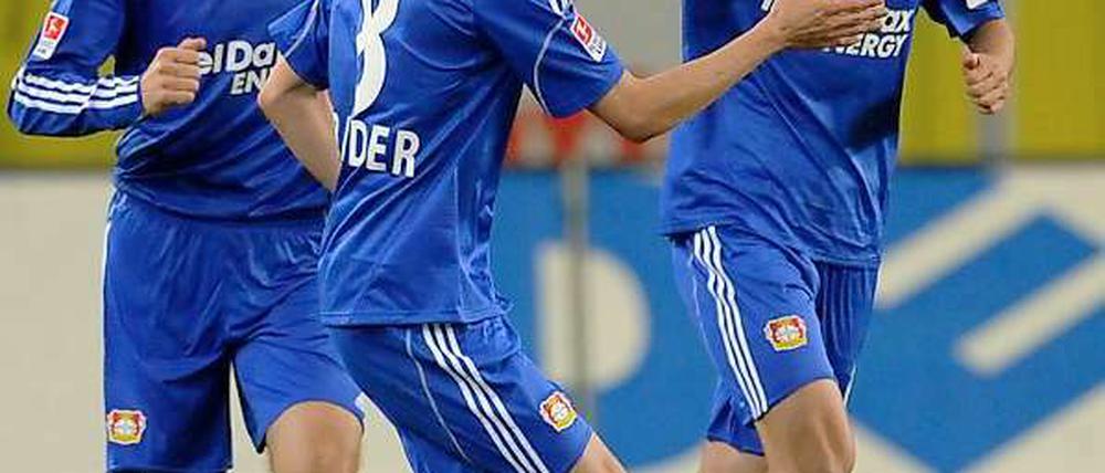 Wieder mitten im Geschehen. Dank des eingewechselten Simon Rolfes (r.) holte Leverkusen in Wolfsburg einen nicht mehr für möglich gehaltenen 3:2-Sieg.