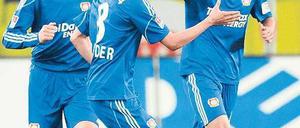 Gib mir fünf, ich geb’ euch zwei. Rolfes (rechts) erzielte nach seiner Einwechsung zwei Tore und bereitete eins vor. Foto: dpa